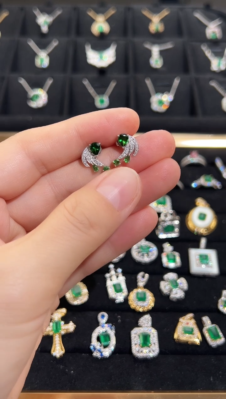 【闪购商品】石榴石（沙弗莱）耳钉18K金镶嵌沙弗莱耳钉