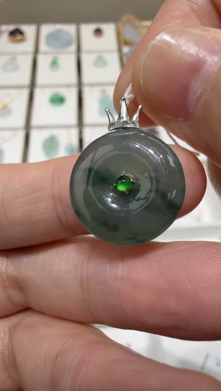 18K金镶嵌挂件翡翠A货翡翠多样性孤品