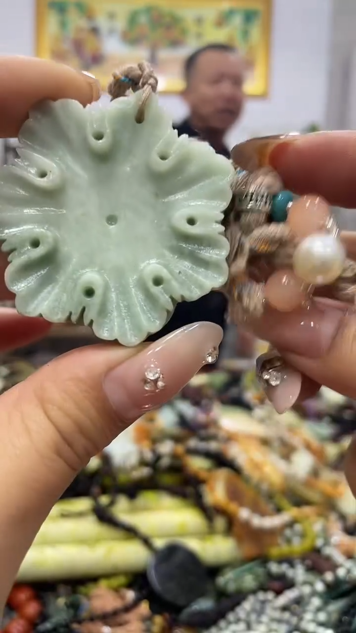 未镶嵌蛇纹石玉颈饰 