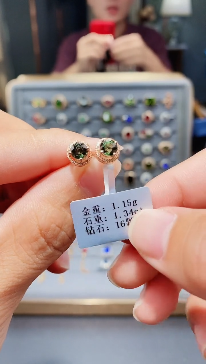 18K金镶嵌耳饰碧玺1.34配钻