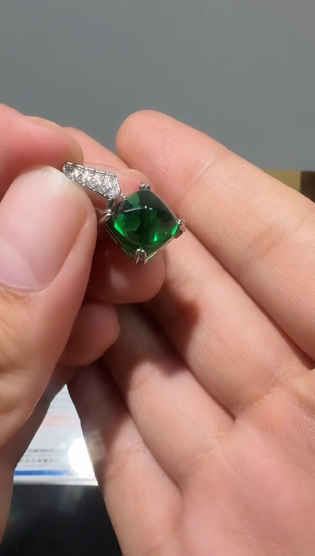 吊坠(赠链)18K金镶嵌祖母绿056