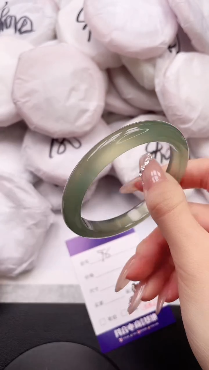 【闪购商品】石英质玉手镯未镶嵌23K98-54