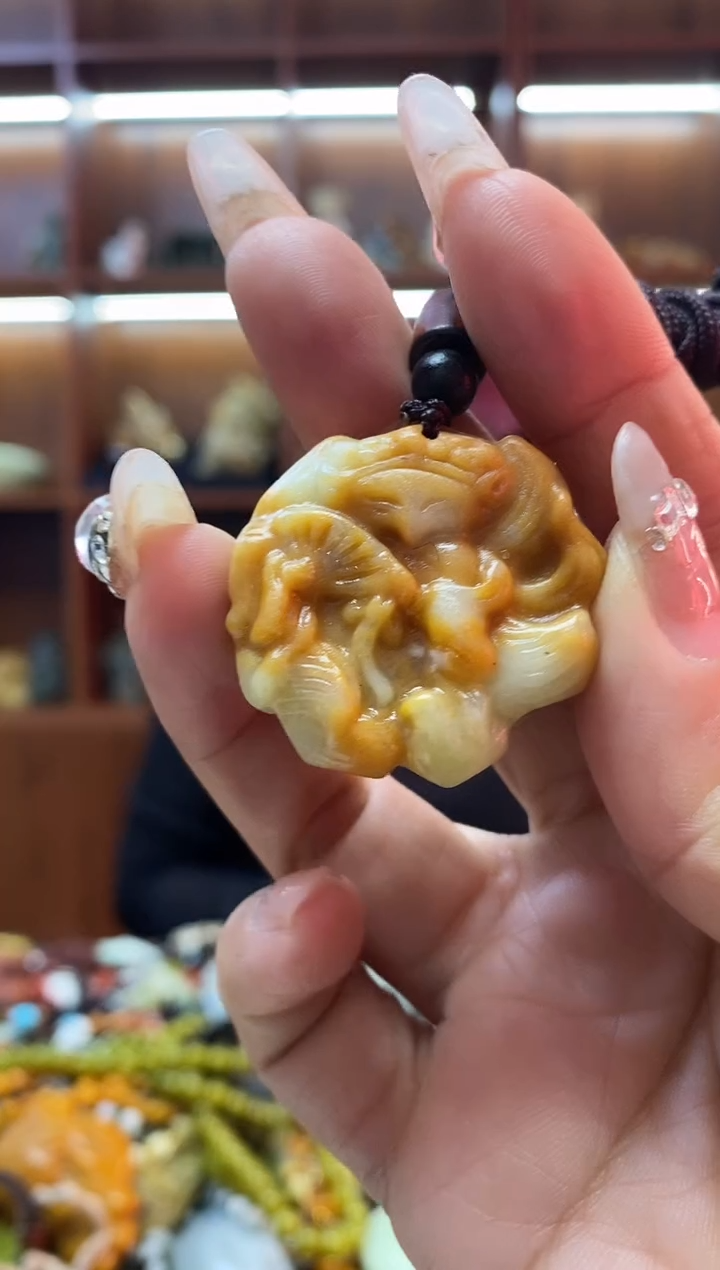 未镶嵌蛇纹石玉吊坠   