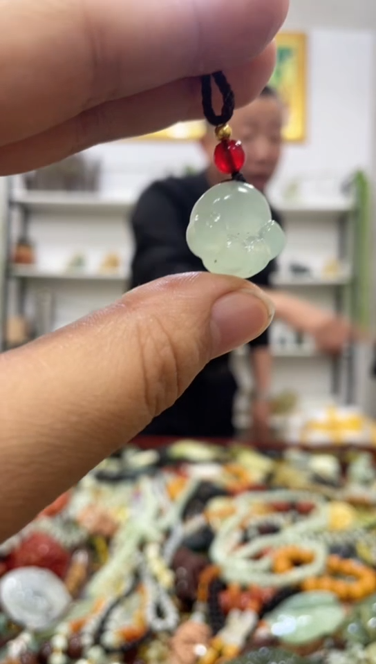 未镶嵌岫玉吊坠?**离    