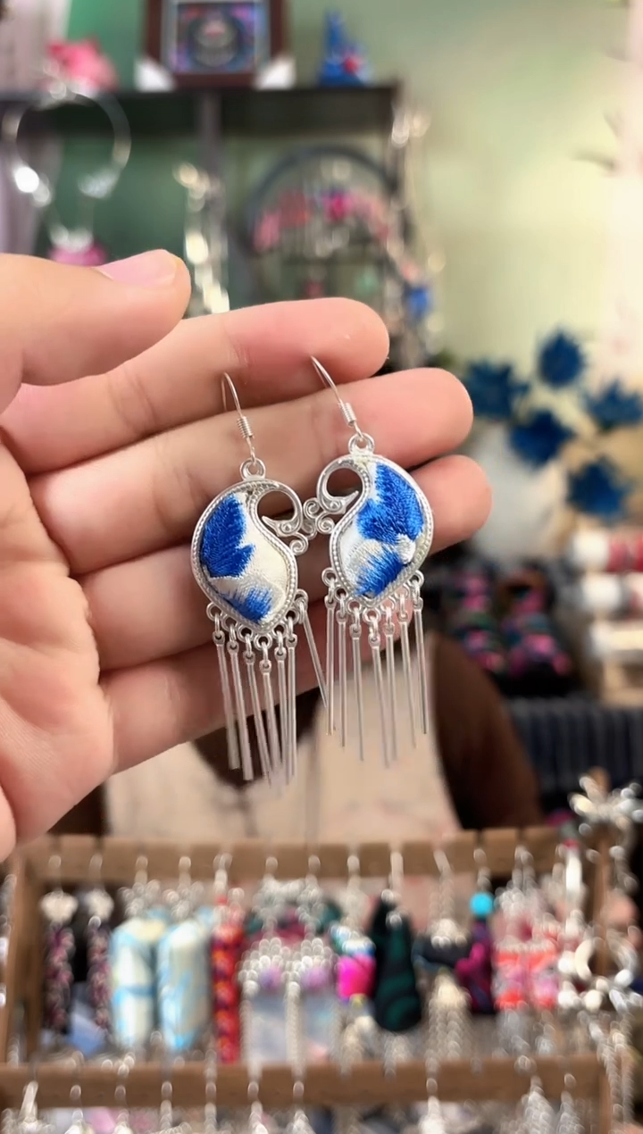 彩云南阁非遗老绣饰品216