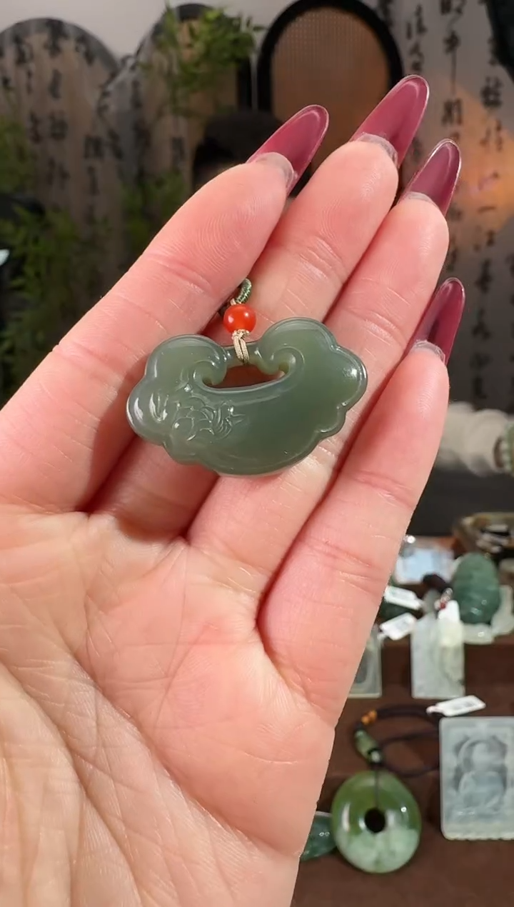 颈饰未镶嵌和田玉荷花锁