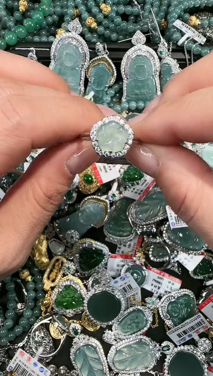 【闪购商品】翡翠吊坠(赠链)未镶嵌天然翡翠A货