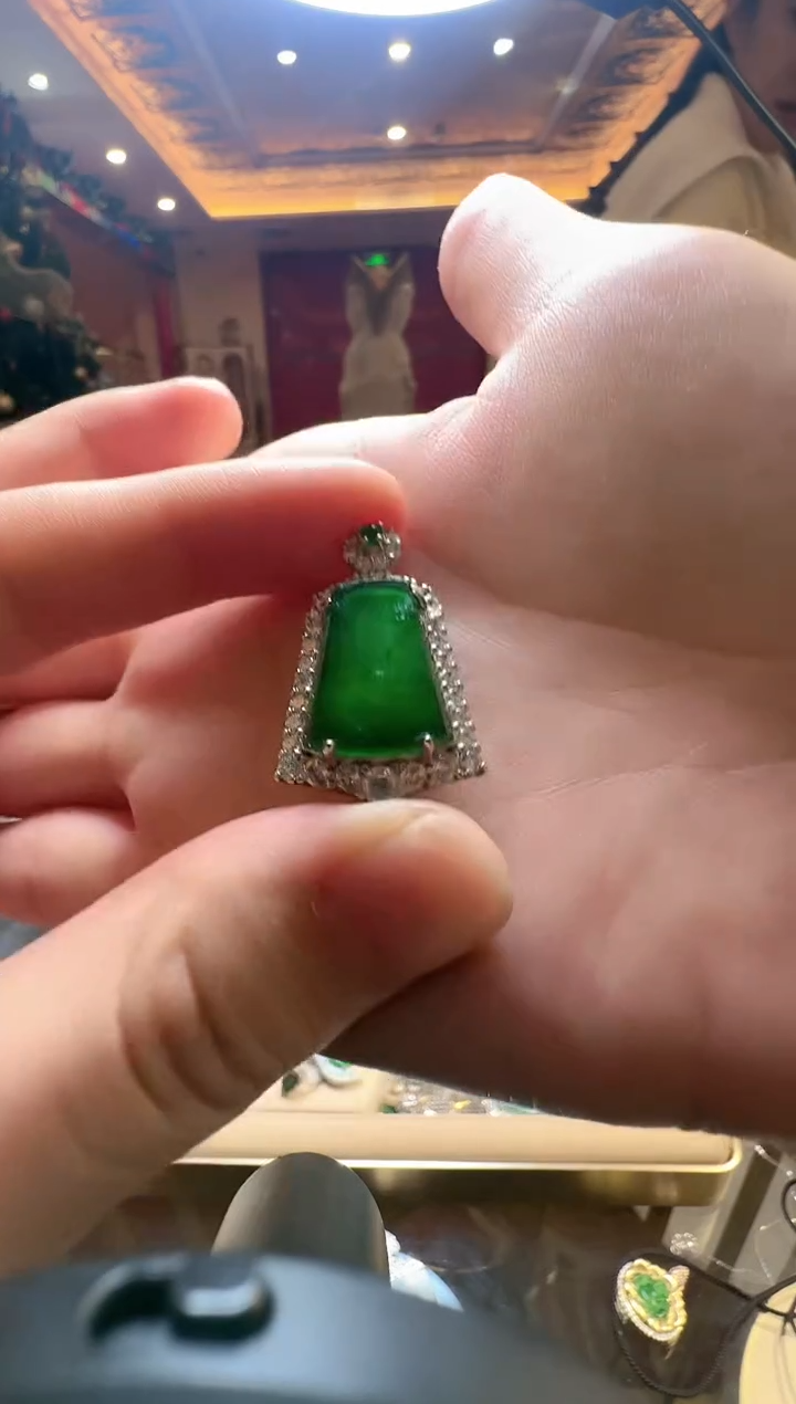 【闪购商品】翡翠吊坠(不含链)未镶嵌翡翠