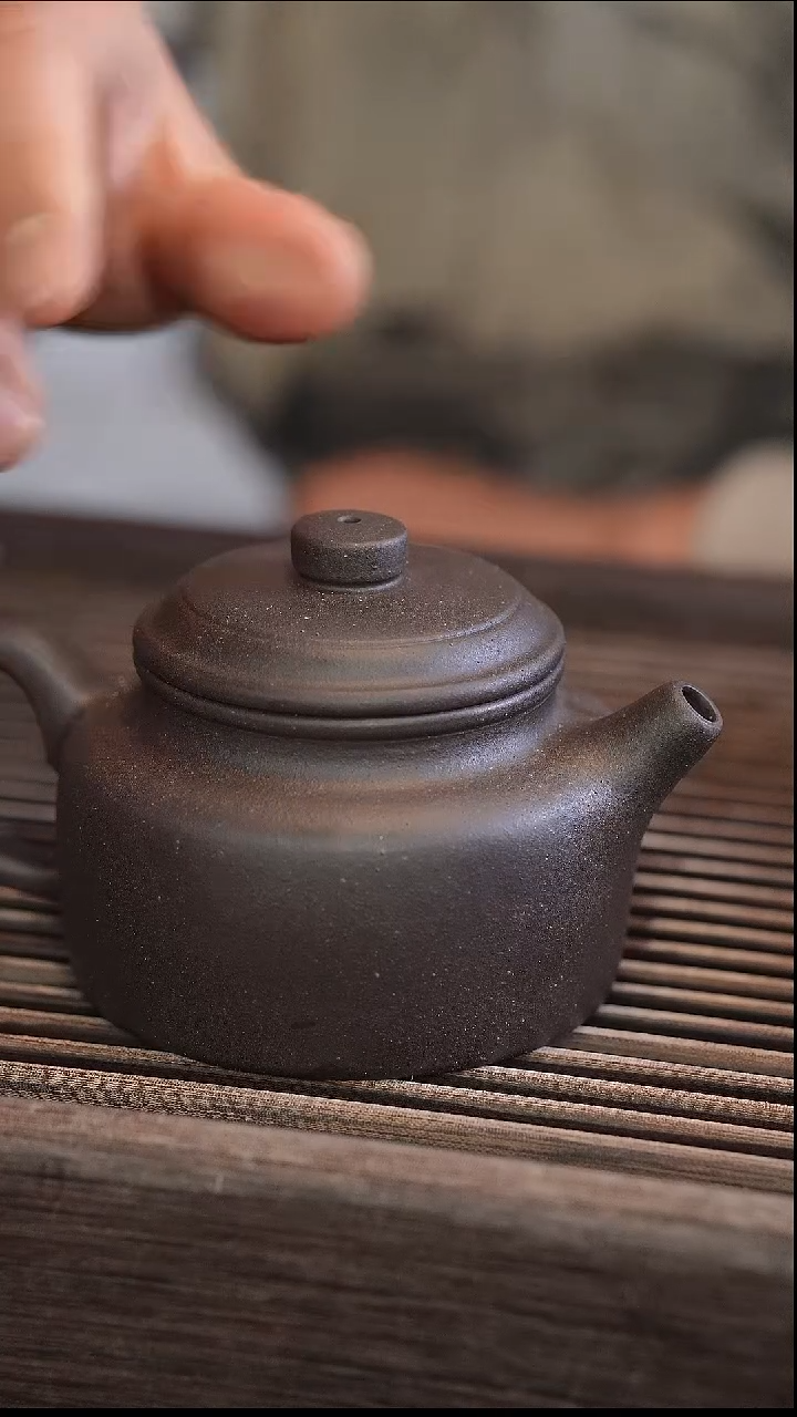 茶壶紫砂德中 黑金砂 半手工 240cc