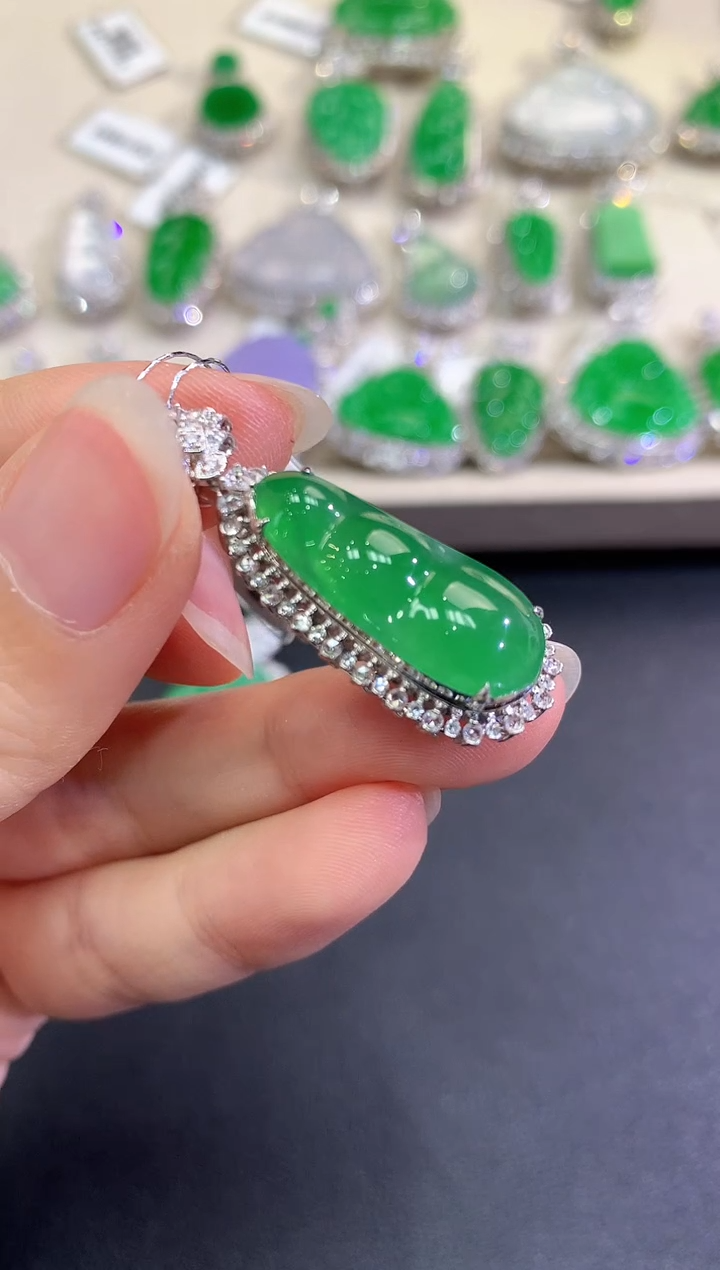 【闪购商品】翡翠颈饰18K金镶嵌C75   