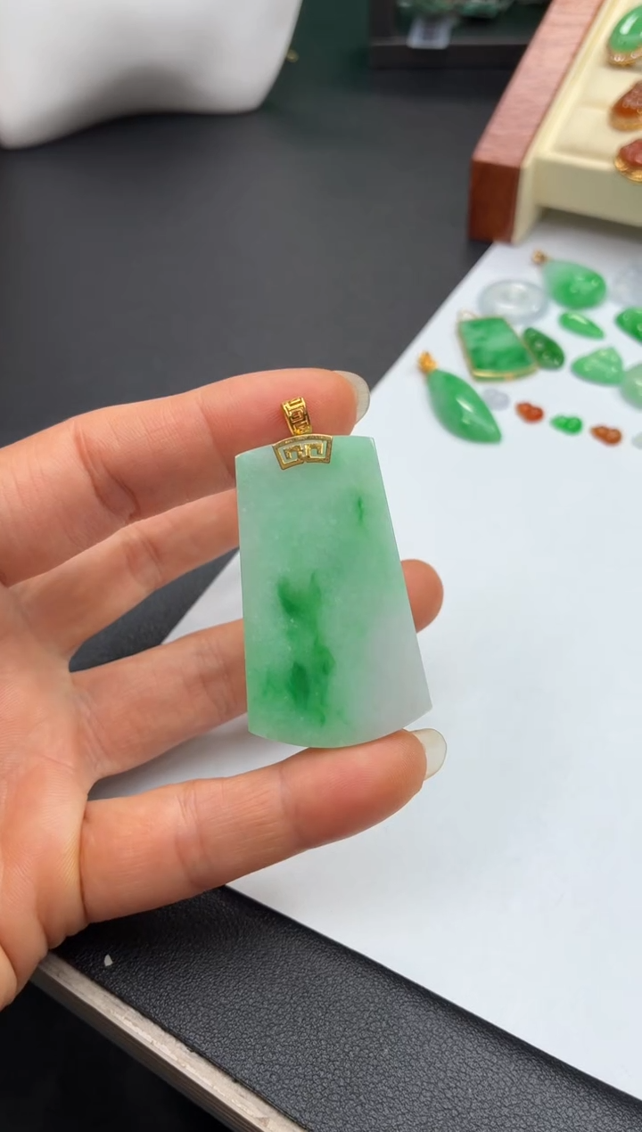 颈饰18K金镶嵌翡翠天然翡翠A货