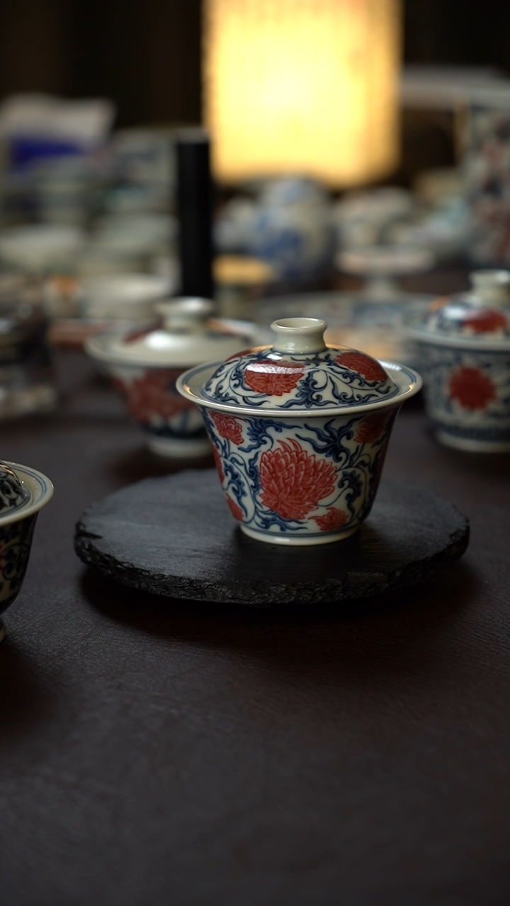 全手绘青花釉里红霸王菊盖碗