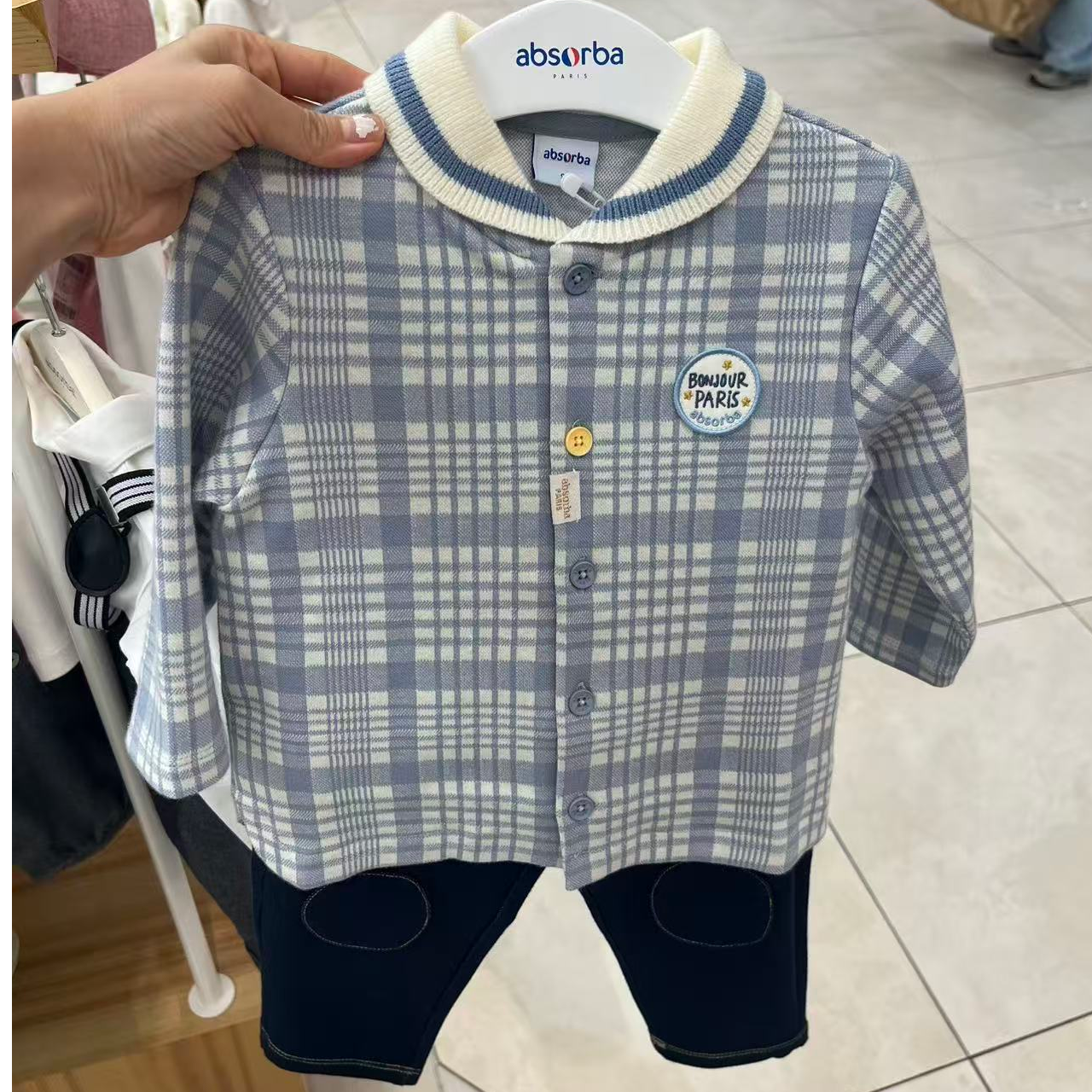 爱宝 蓝格子小圆领上衣配藏青裤子套装