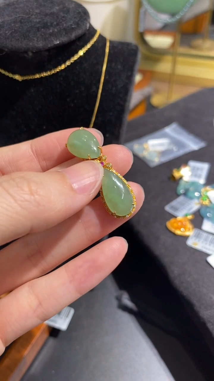 翡翠18K金镶嵌颈饰吊坠