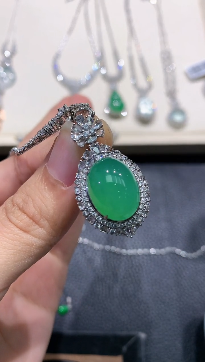 【闪购商品】翡翠吊坠(不含链)18K金镶嵌V109   