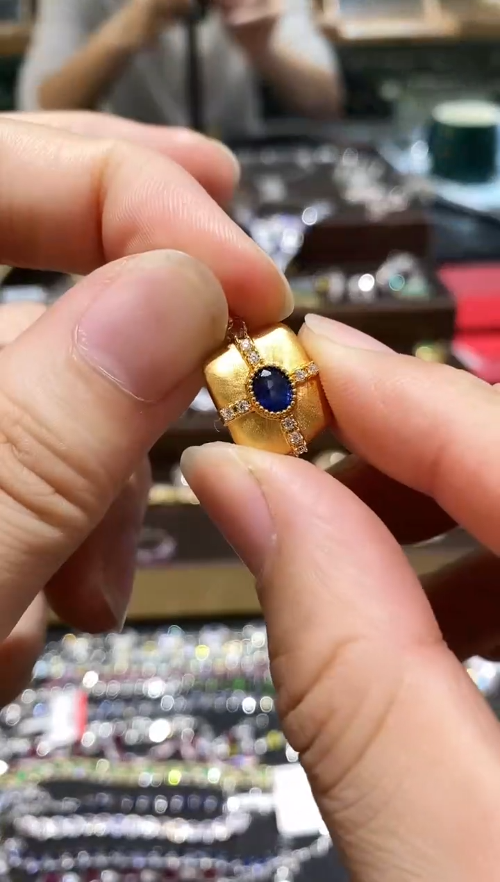 【闪购商品】蓝宝石颈饰18K金镶嵌吊坠