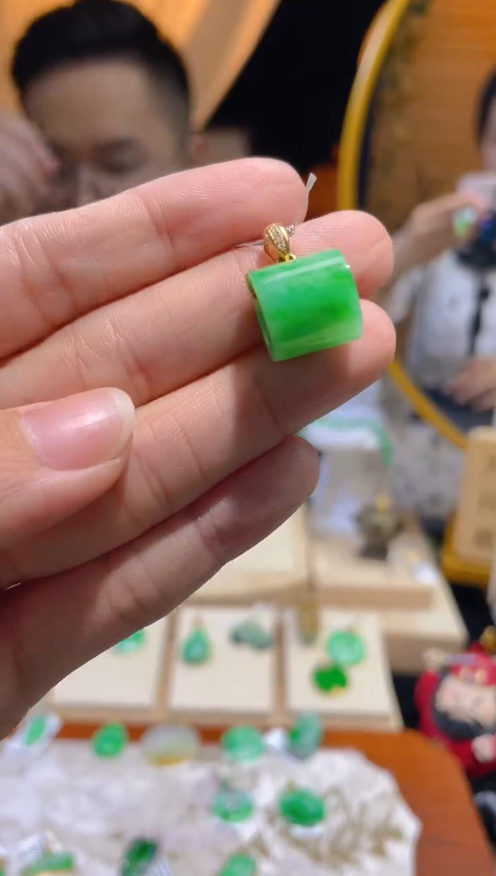 【闪购商品】翡翠颈饰18K金镶嵌假一赔三