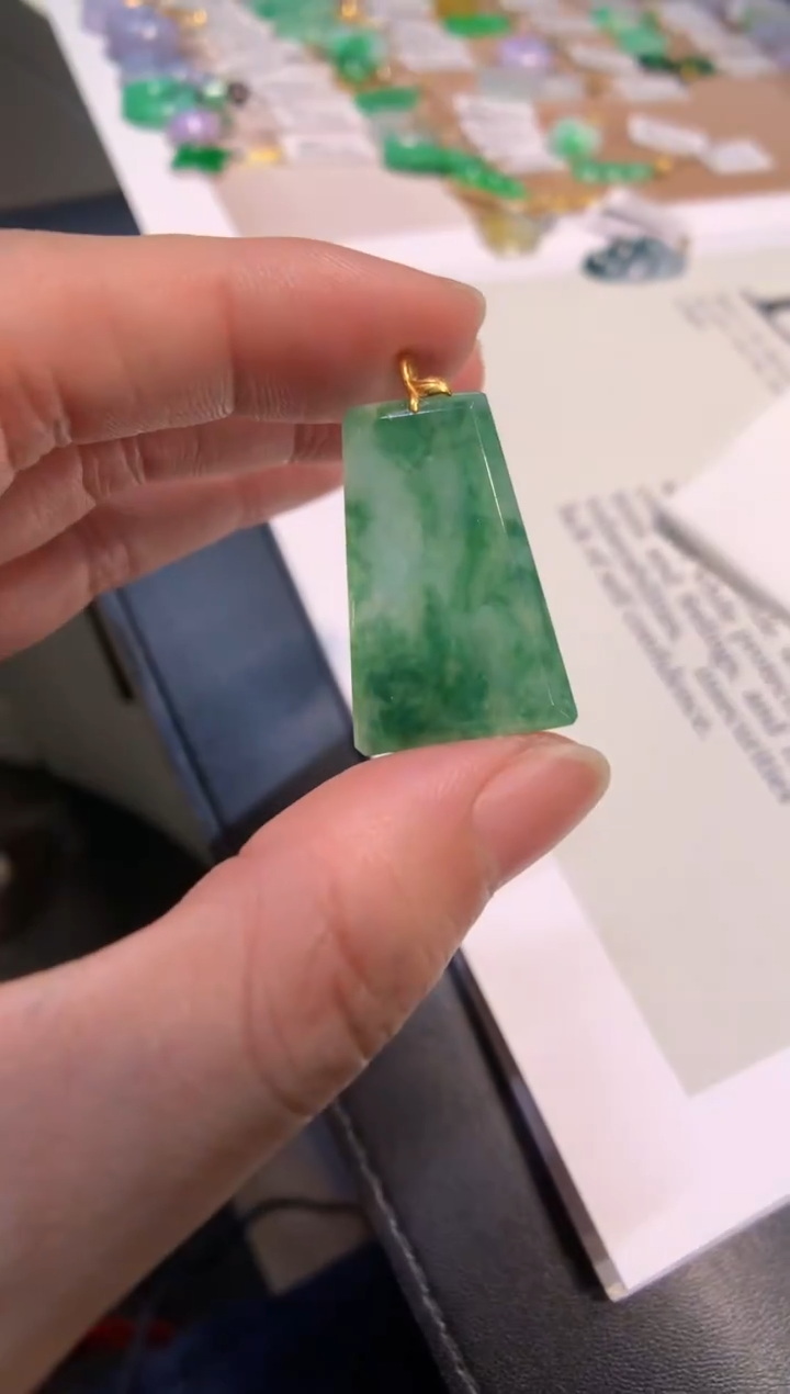 颈饰18K金镶嵌翡翠无事牌