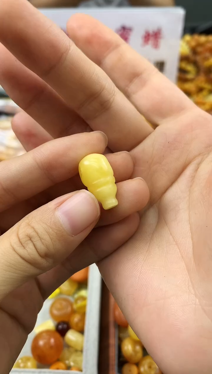 未镶嵌琥珀珠宝奇石90