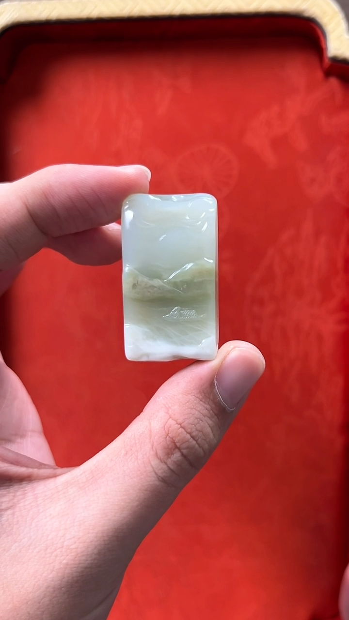 未镶嵌和田玉挂件俄芭莎山料带翠山水牌