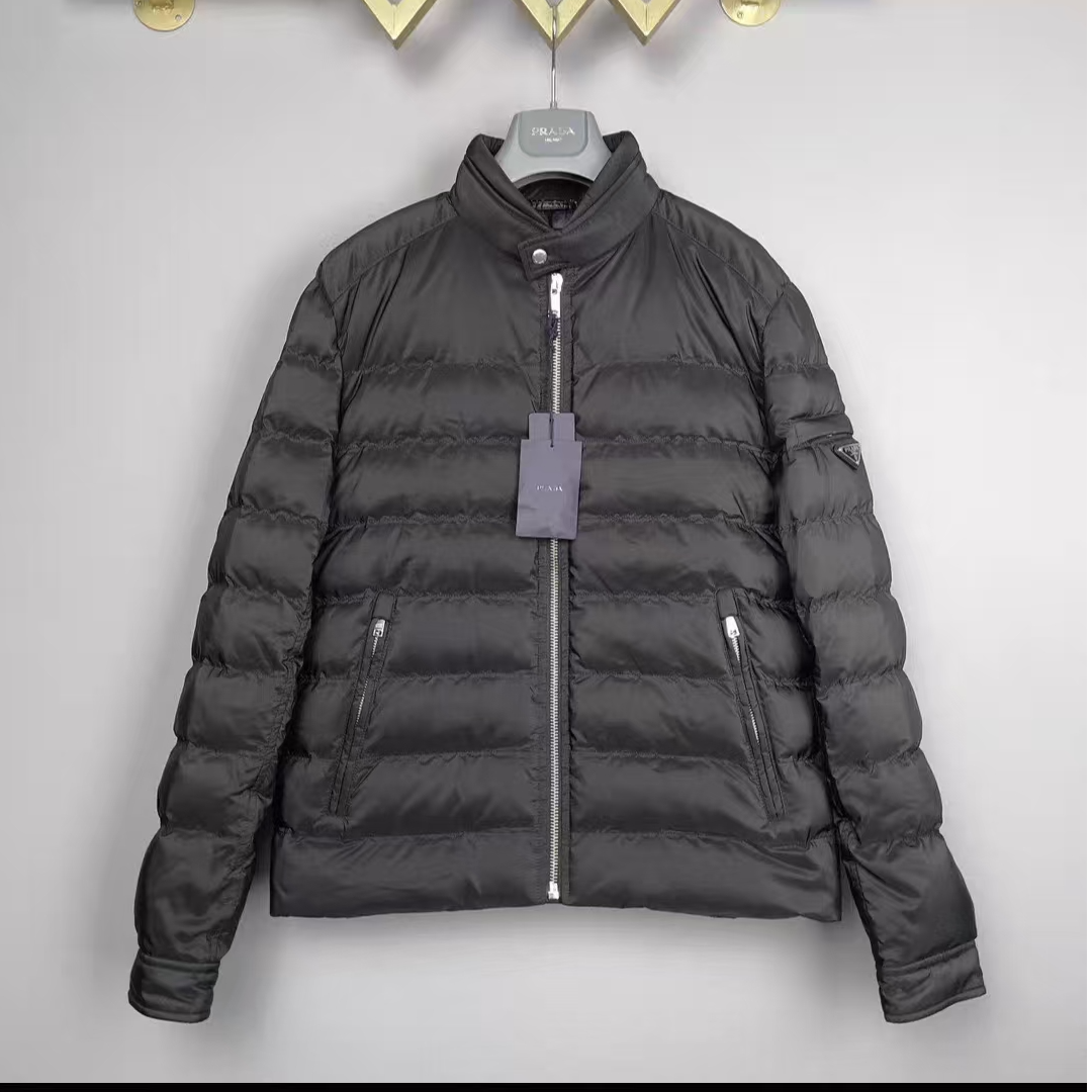 未使用 Prada/普拉达 Prada 纯色拉链外套 黑色50