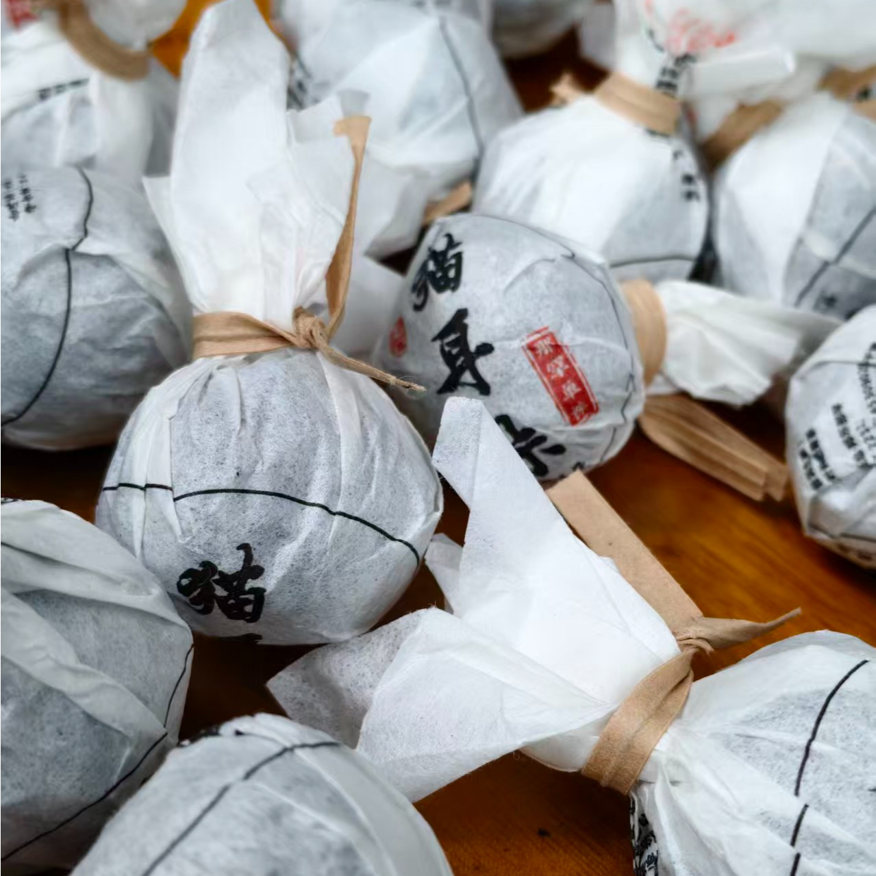 2025年那罕猫耳朵古树普洱茶生茶紧压茶龙珠