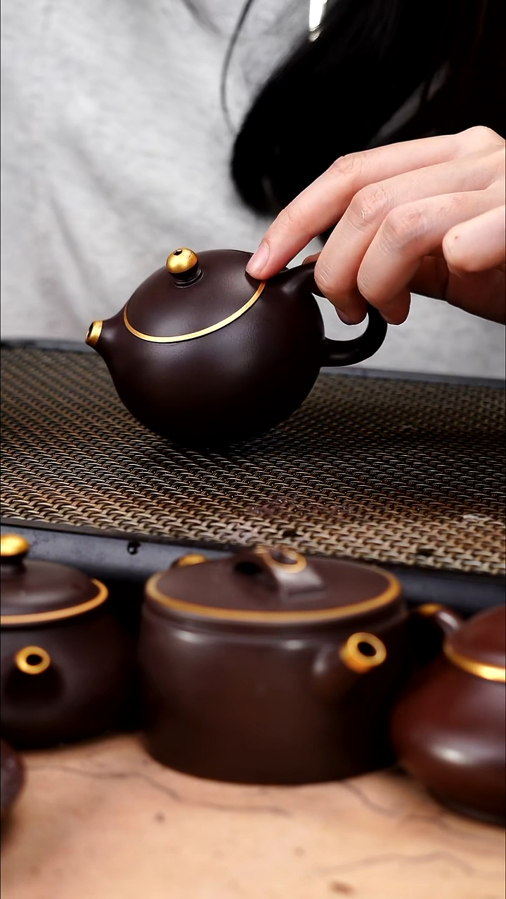 茶壶紫砂四号井茄皮紫泥描金小西施130cc