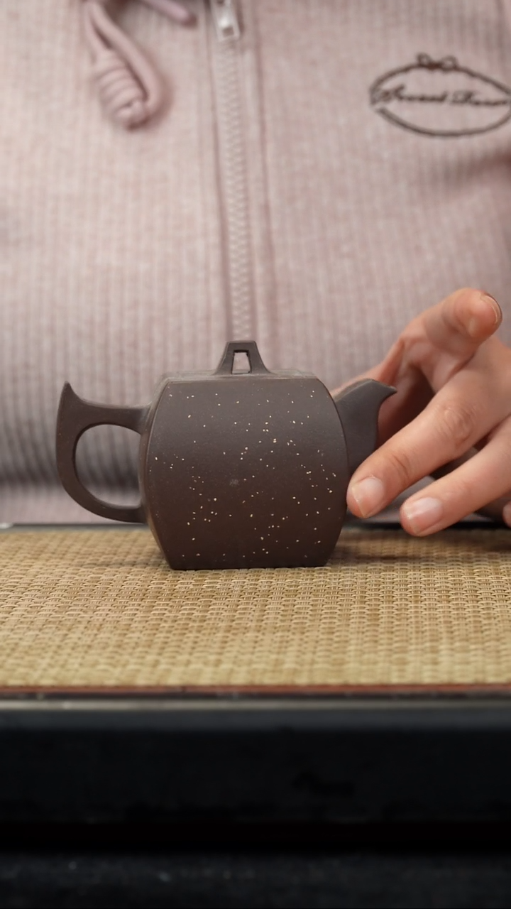 【闪购商品】紫砂茶壶紫泥铺砂飞把四方瑕疵150c
