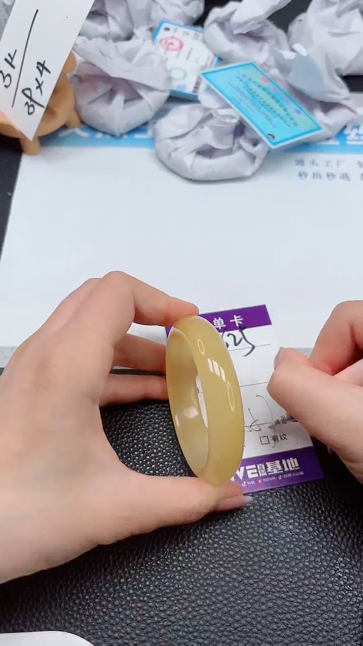 【闪购商品】石英质玉手镯未镶嵌625---55