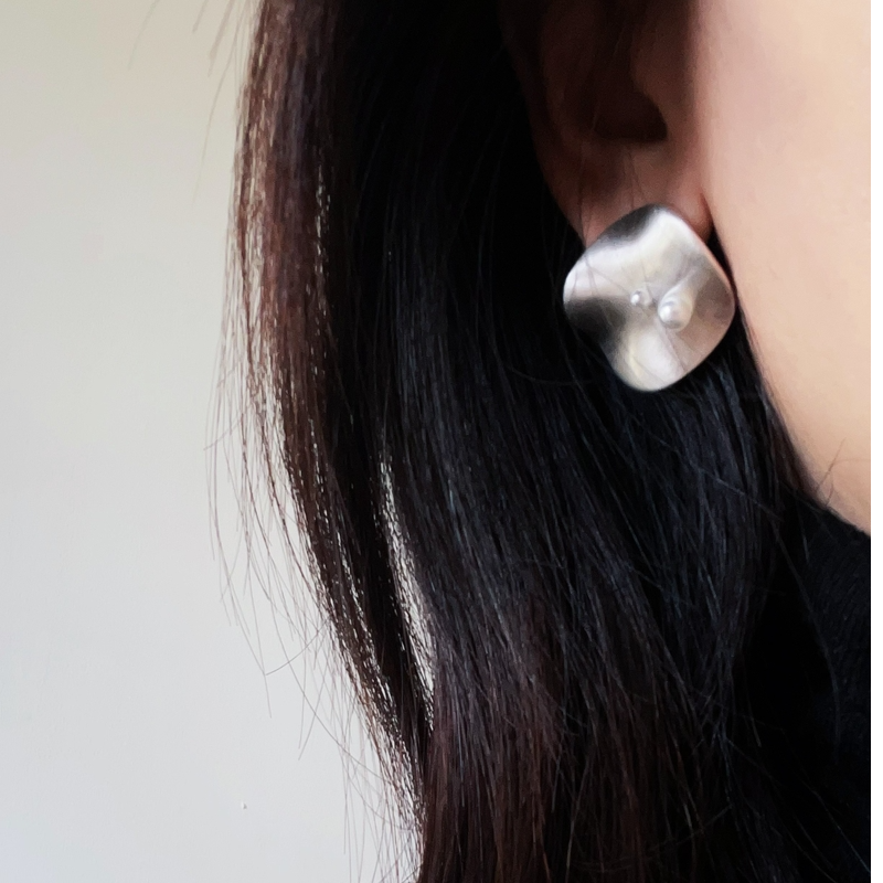 合金仿珍珠耳饰 甜蜜粥honeychow25新款拉丝荷叶珍珠百搭轻奢耳饰