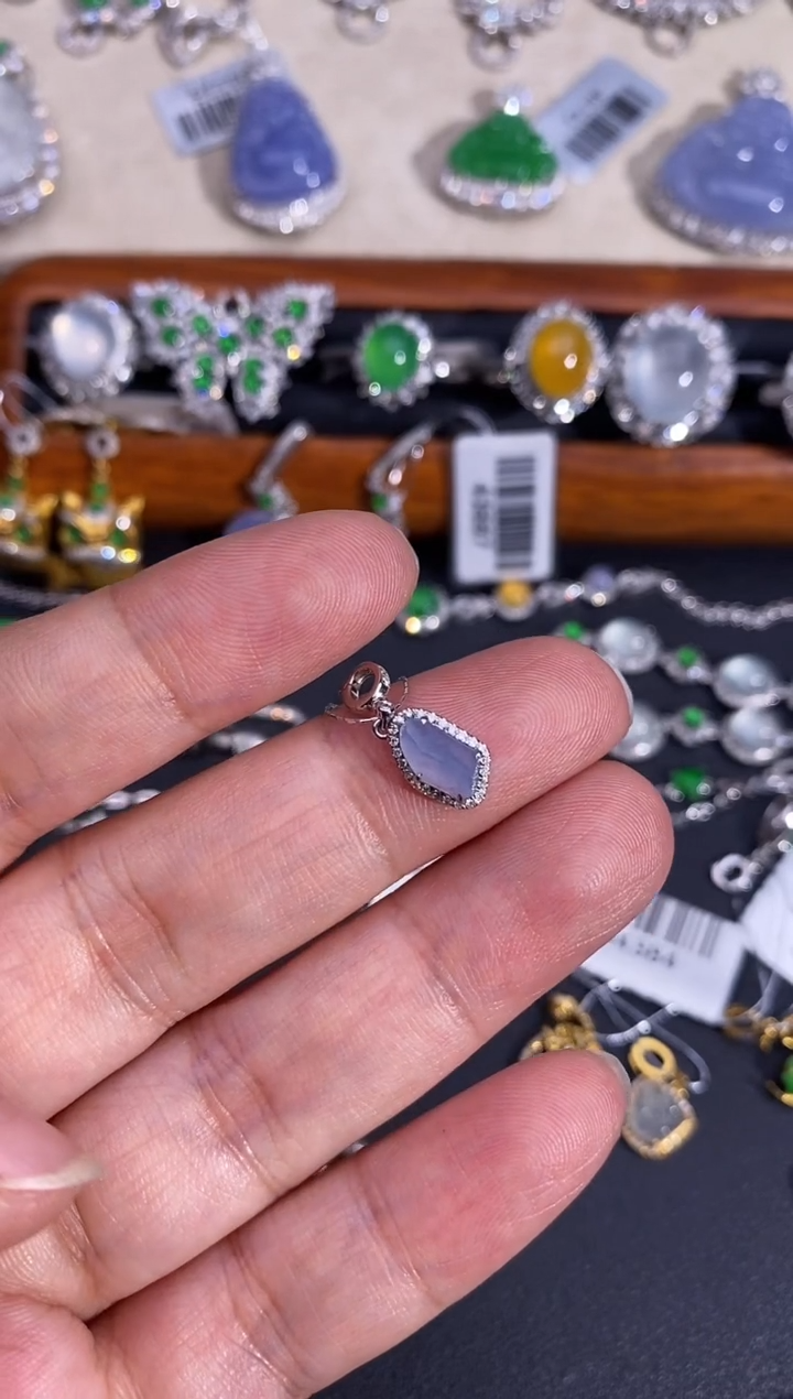 翡翠18K金镶嵌颈饰吊坠