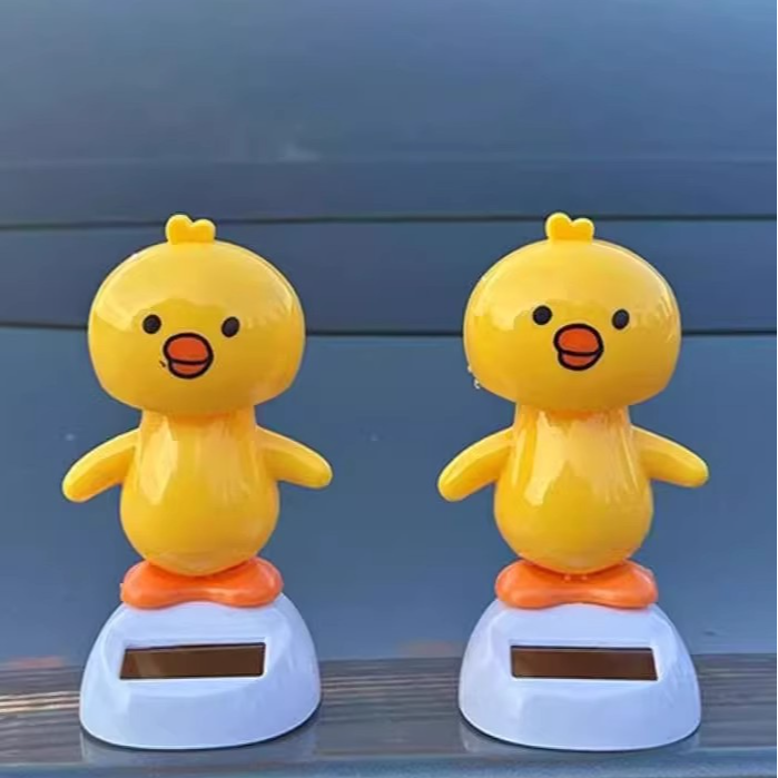 太阳能摇摆萌鸡车载摆件遇阳光摇摆汽车内饰用品摇摆青蛙摆件装饰