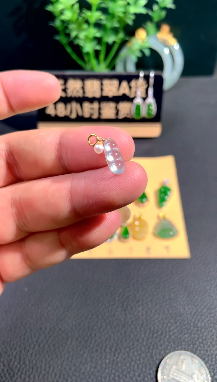 颈饰18K金镶嵌翡翠翡翠