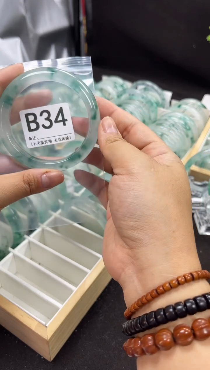 【闪购商品】石英岩玉手镯未镶嵌B34