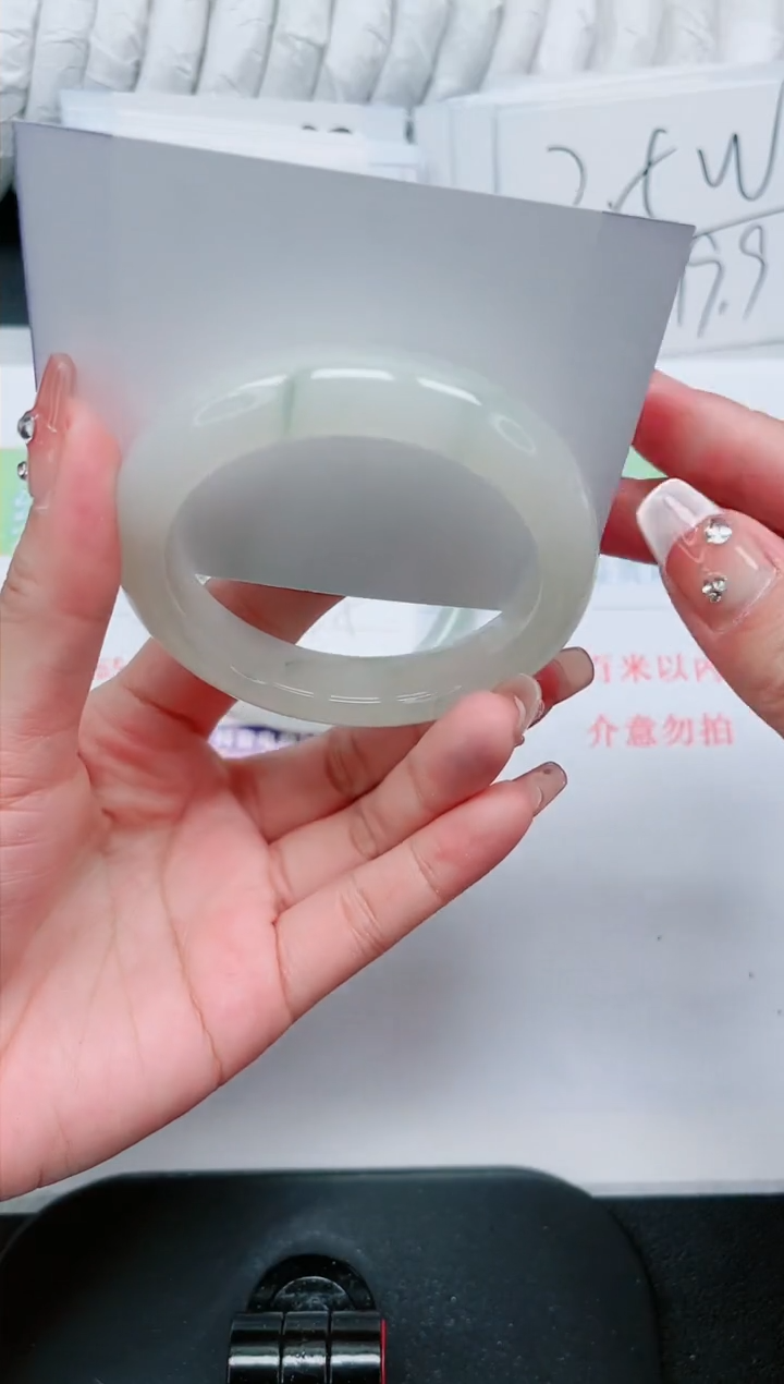 【闪购商品】石英质玉手镯未镶嵌303