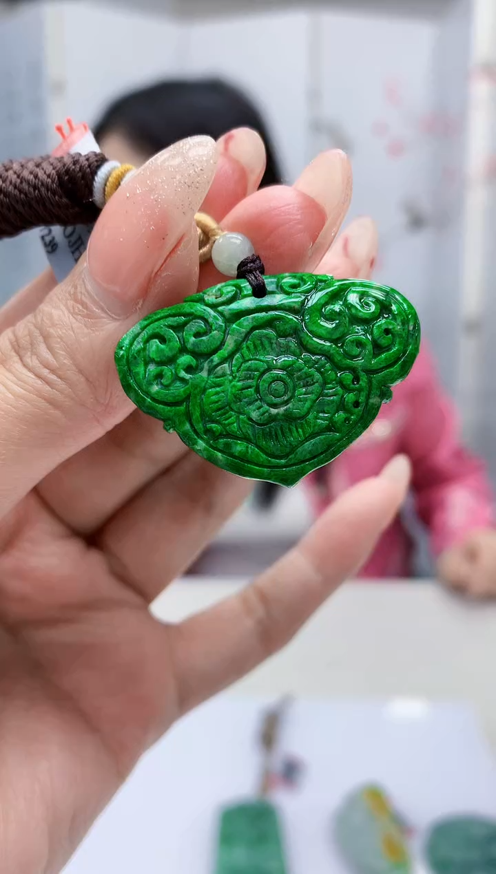 【闪购商品】定制翡翠未镶嵌4852MM-毛货挂件57