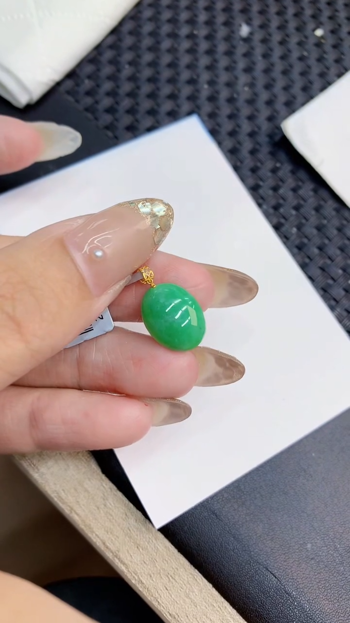 翡翠18K金镶嵌颈饰             8