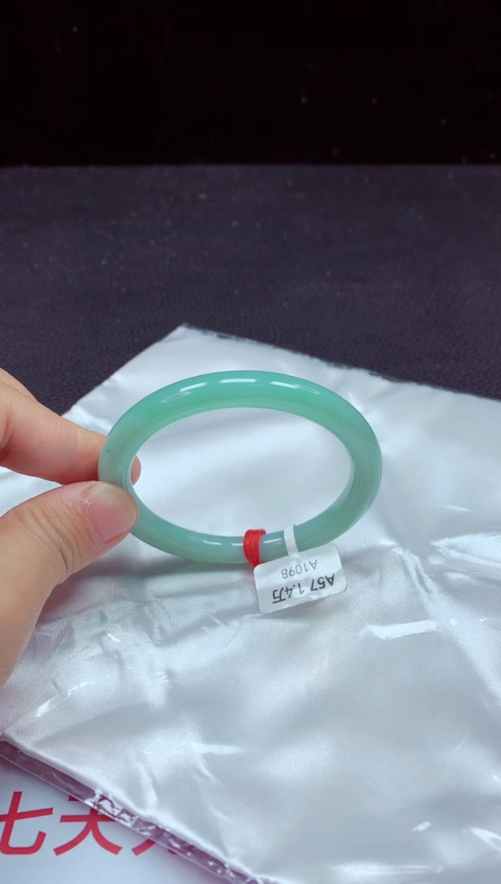 【闪购商品】翡翠手镯未镶嵌镯子57+