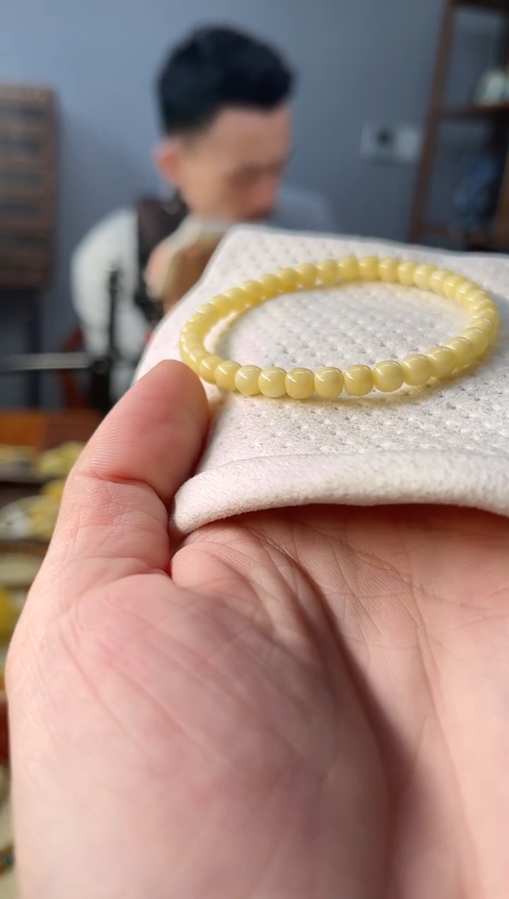 裸石琥珀未镶嵌时***。琥珀蜜蜡