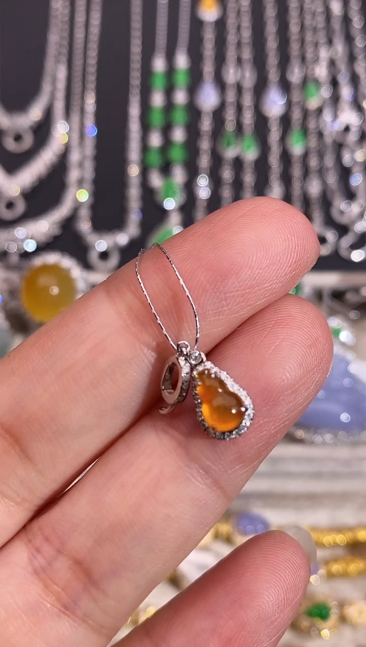 颈饰18K金镶嵌翡翠吊坠