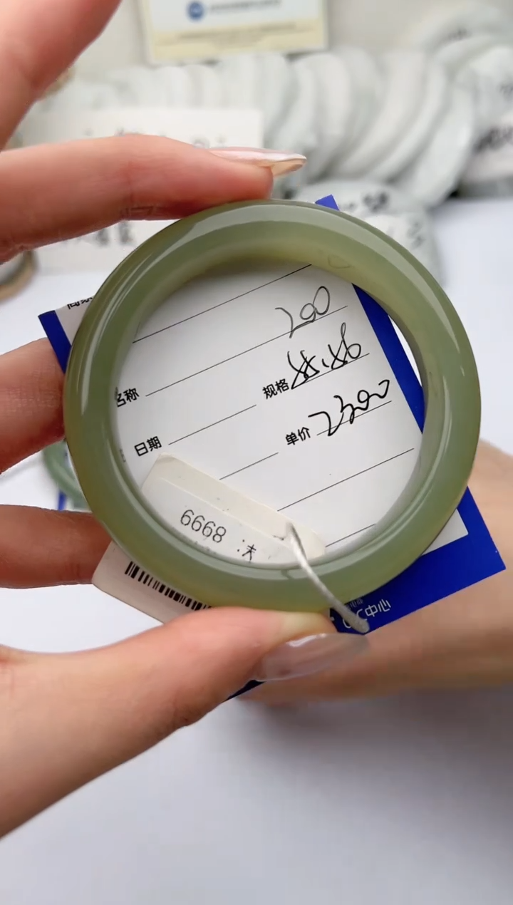 【闪购商品】和田玉手镯未镶嵌 柯沛200