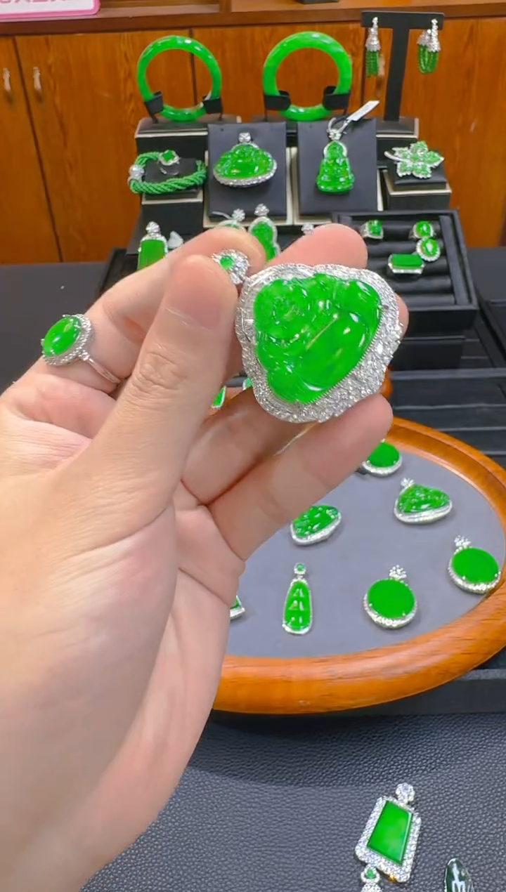 【闪购商品】翡翠吊坠(赠链)银S925镶嵌天然A货翡翠