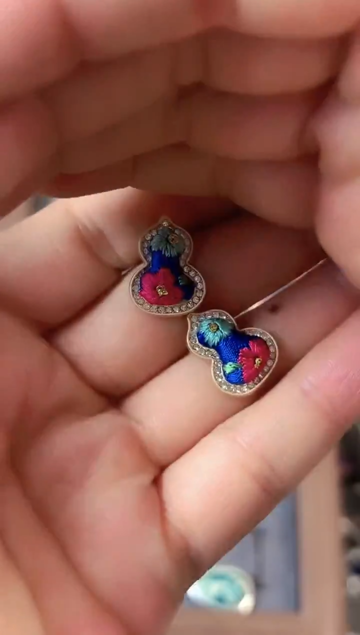 彩云南阁非遗老绣苗银饰品370