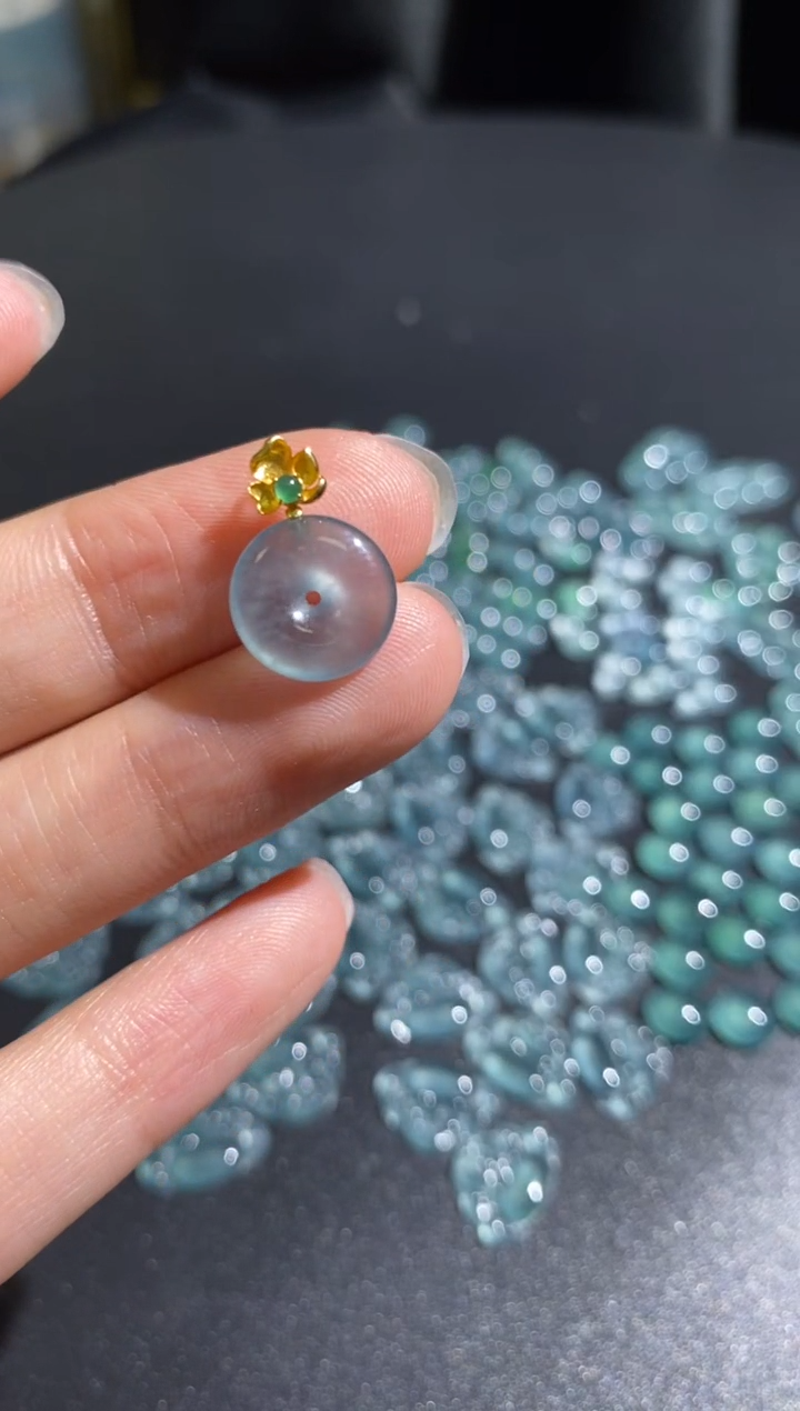 颈饰18K金镶嵌翡翠吊坠