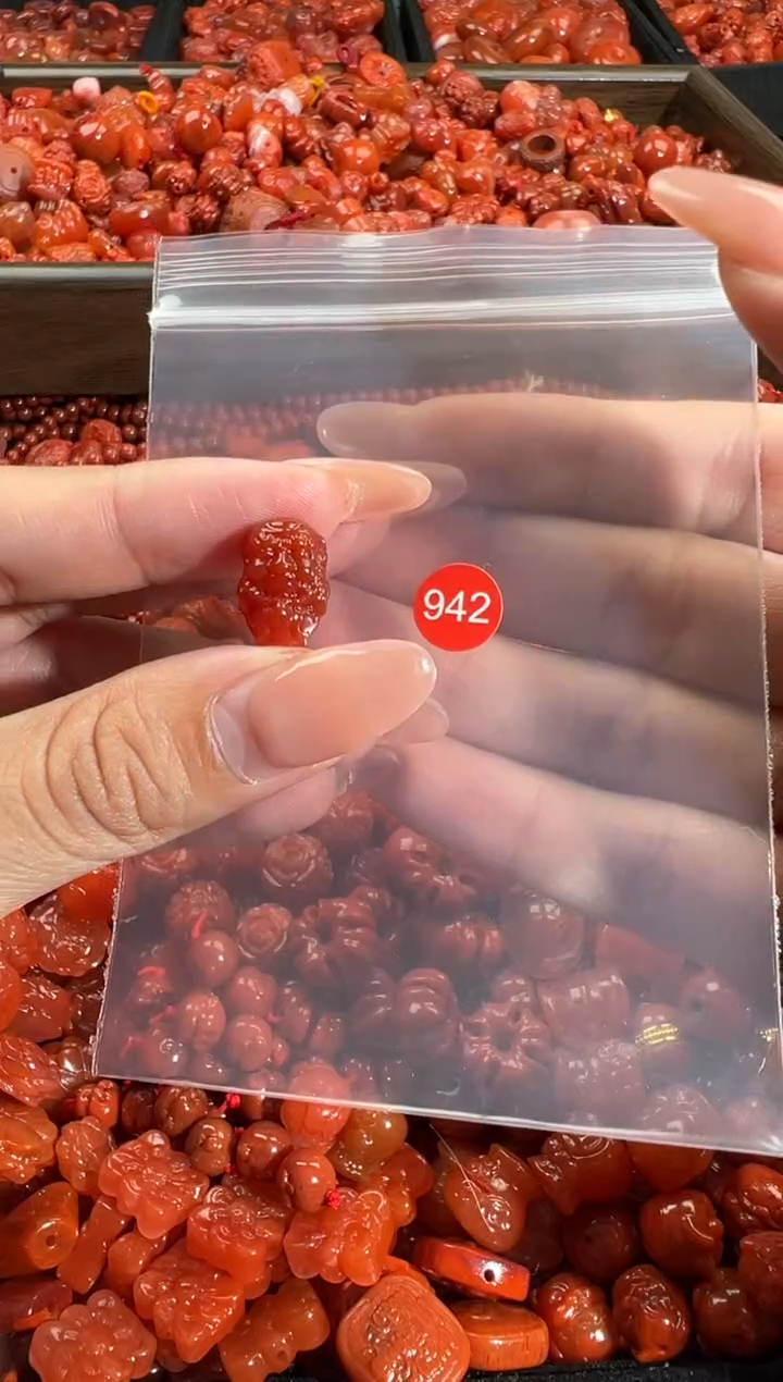 南红玛瑙未镶嵌颈饰1