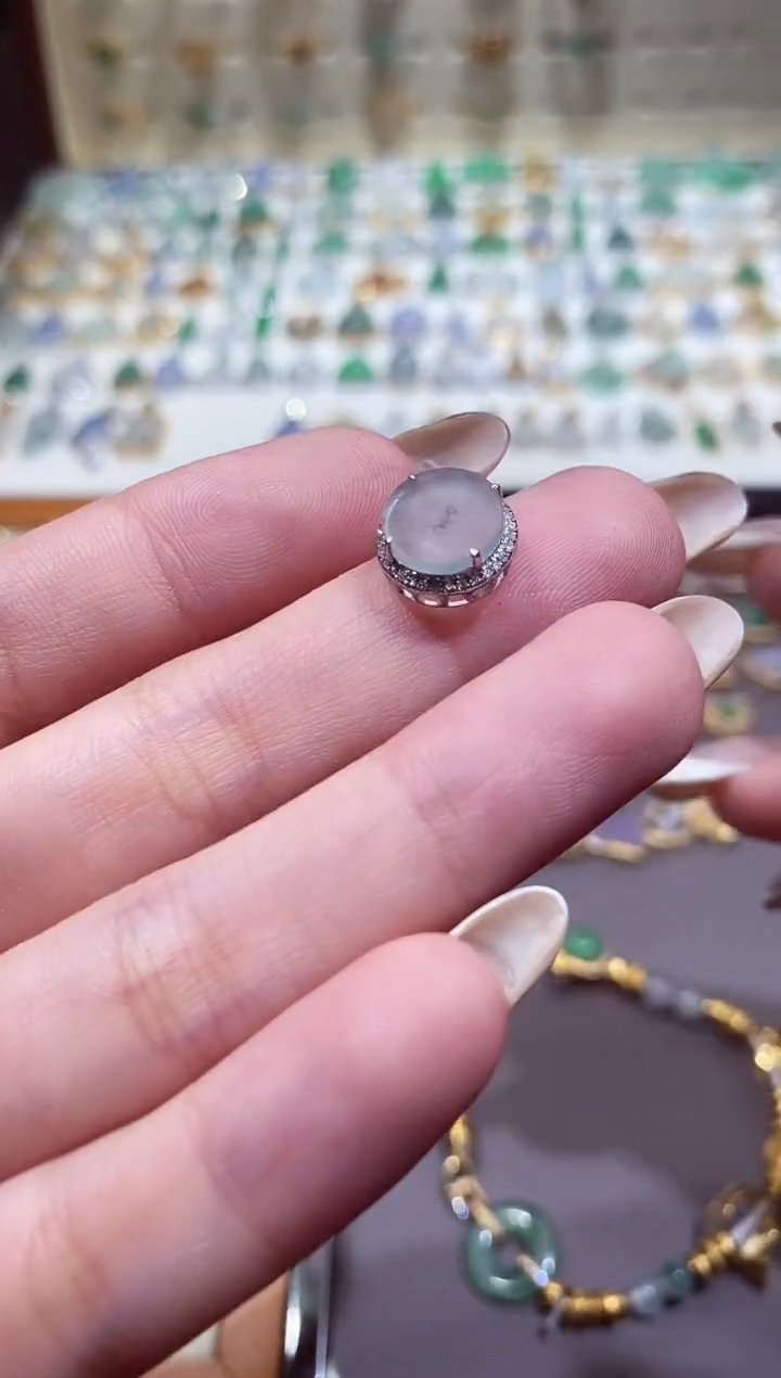 颈饰18K金镶嵌翡翠111111