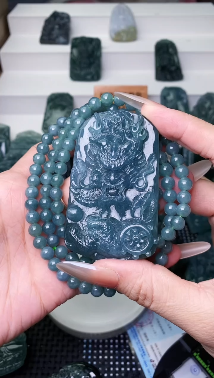 颈饰未镶嵌翡翠  