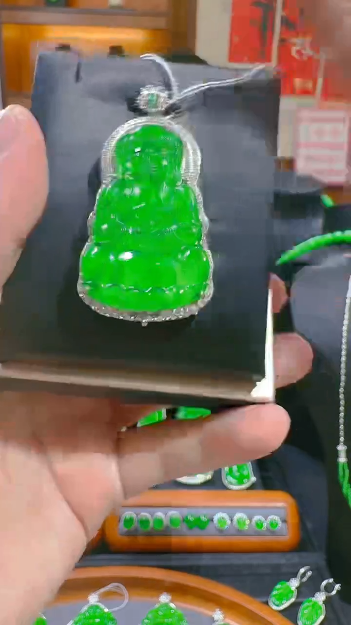 【闪购商品】翡翠吊坠(赠链)银S925镶嵌天然A货翡翠