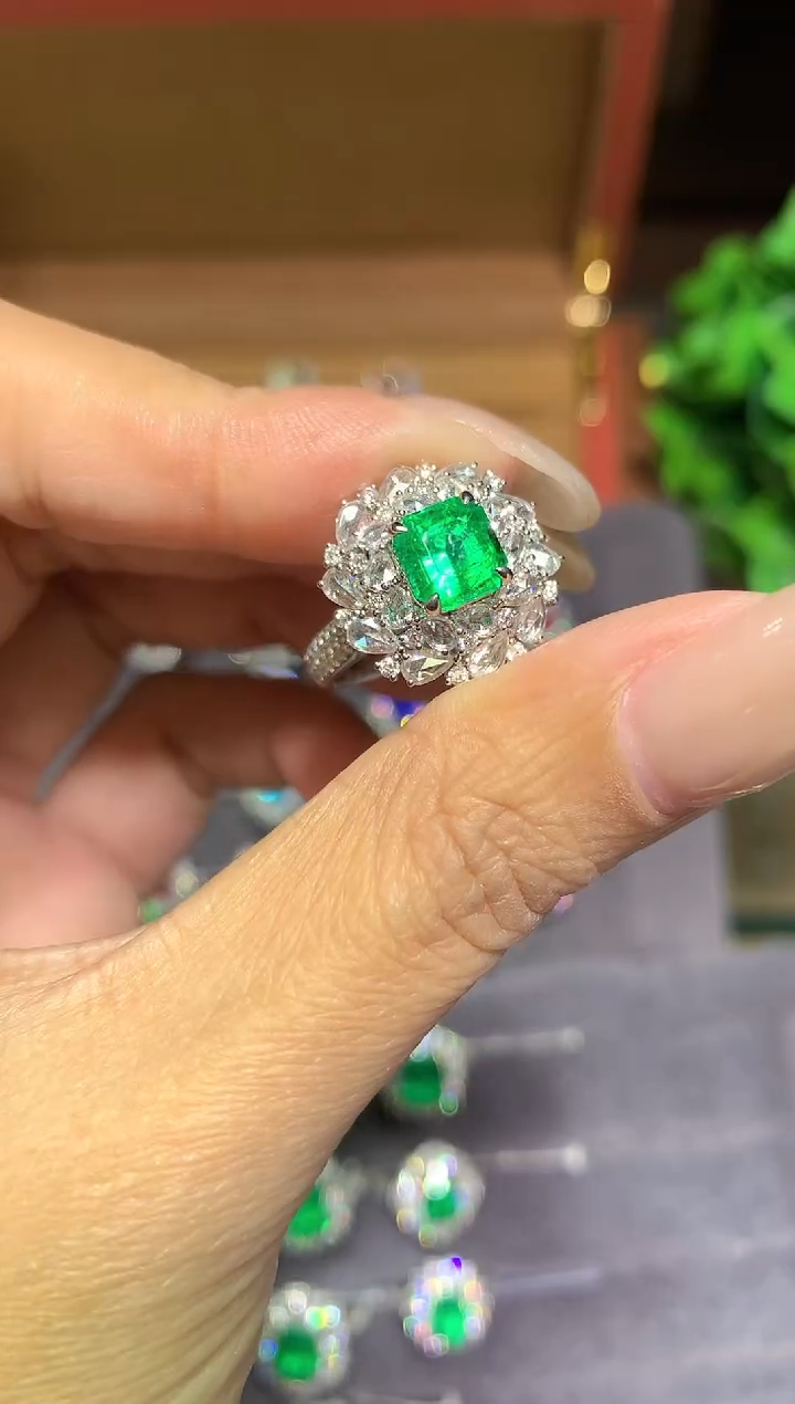 18K金镶嵌戒指祖母绿1.6ct