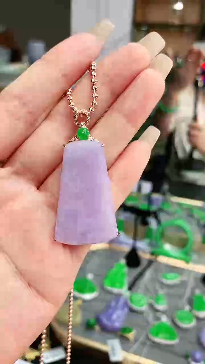 颈饰18K金镶嵌翡翠赠礼盒证书